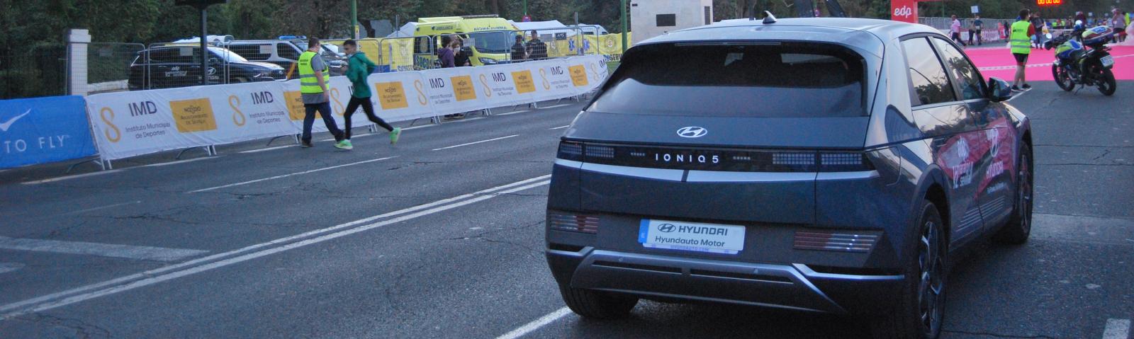 El Hyundai Ioniq 5 abrió el Edp medio maratón de Sevilla