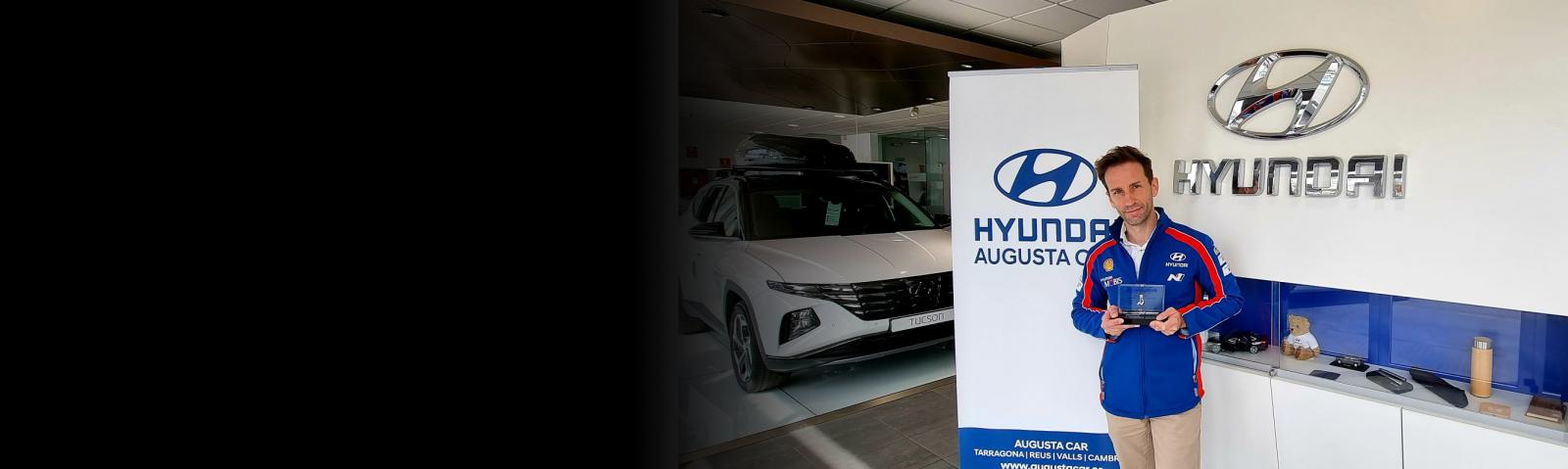 Patric Colomé recibe el galardón al mejor Asesor Comercial Red Hyundai 2020.