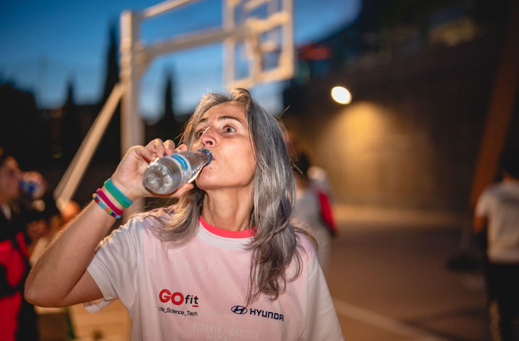 Participante de entrenamiento de Hyundai hidratándose tras un entrenamiento