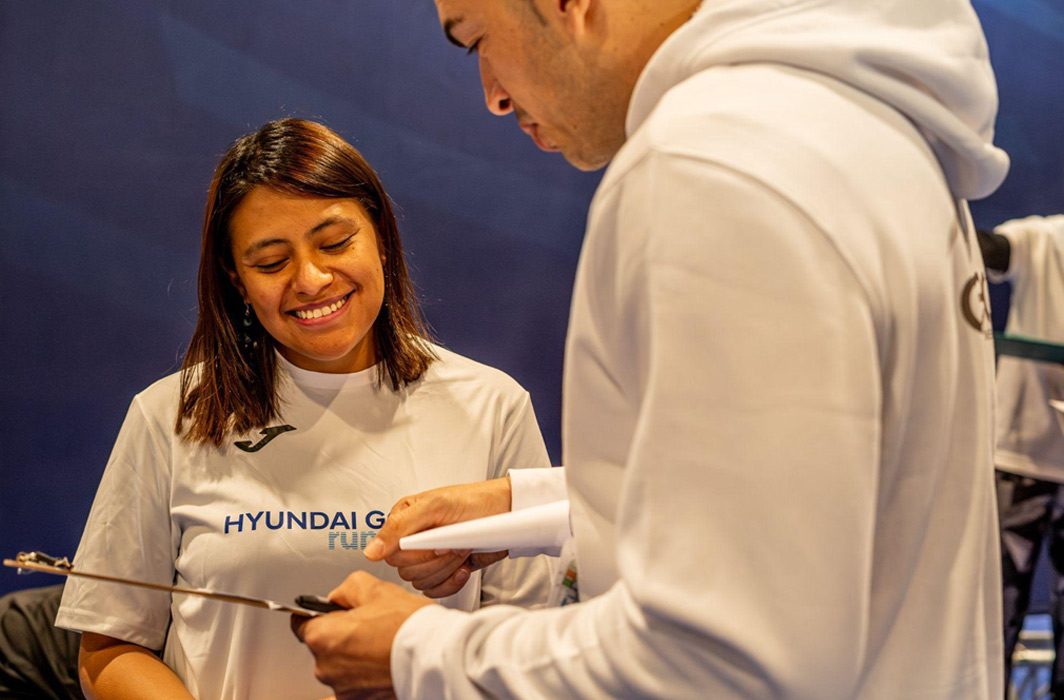 Especialista de la Fundación Española Deporte Seguro realiza una prueba médica a una miembro del equipo Hyundai GO fit runners