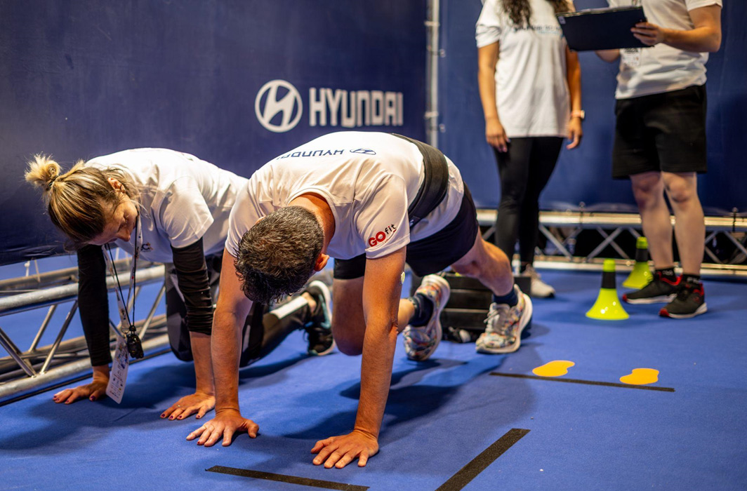 Especialista de la Fundación Española Deporte Seguro realiza una prueba médica a miembros del equipo Hyundai GO fit runners previo al Medio Maratón Madrid 