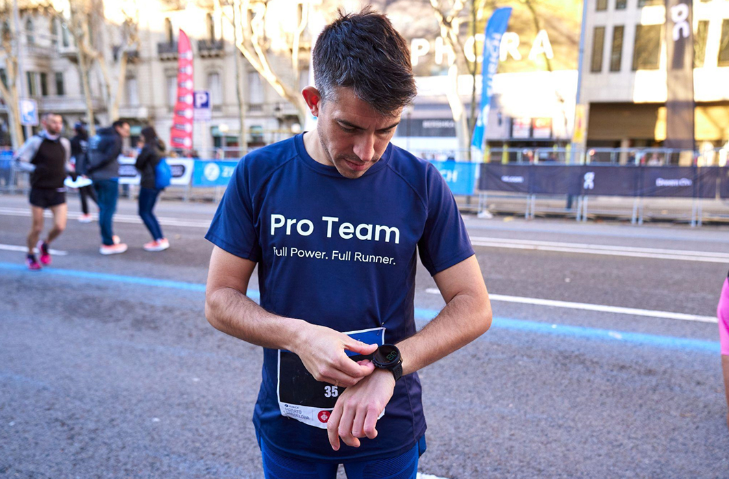 Miembro de Hyundai Pro Team revisando el reloj Suunto previo al maratón de Barcelona