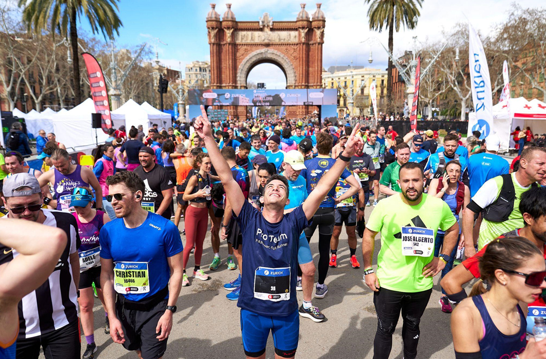 Miembro de Hyundai Pro Team celebrando el haber acabado el maratón de Barcelona 2024