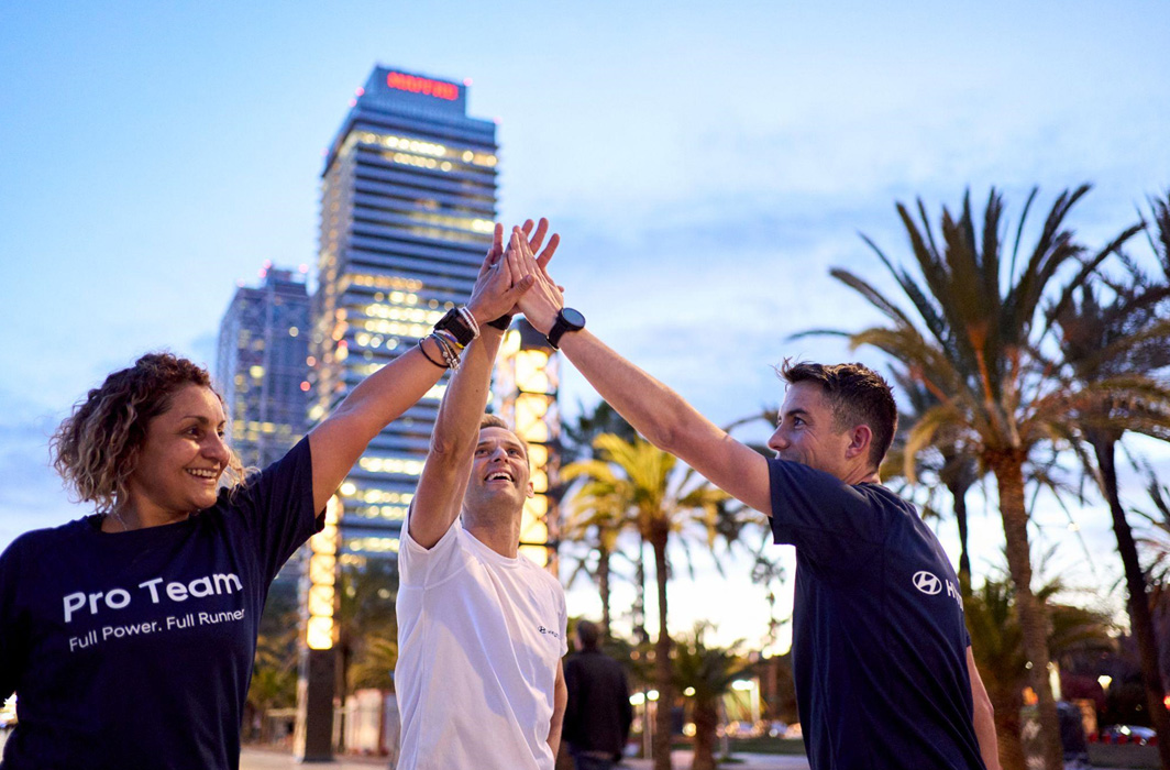 Miembros Hyundai Pro Team celebrando su entrenamiento para un ultramaratón, equipados con relojes Suunto Race.