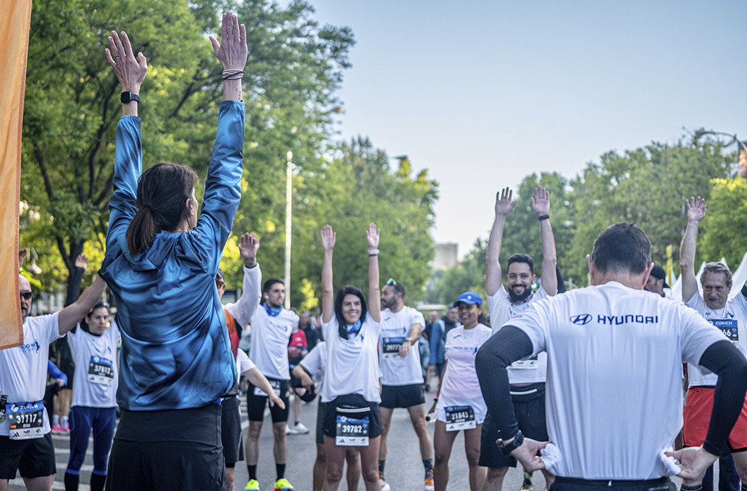 Equipo Hyundai GO fit runners estirando y calentando