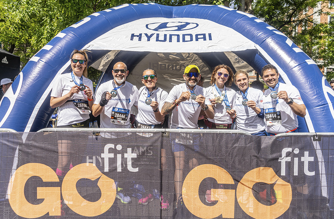 Miembros del equipo Hyundai GO fit runners tras acabar el medio maratón de Madrid