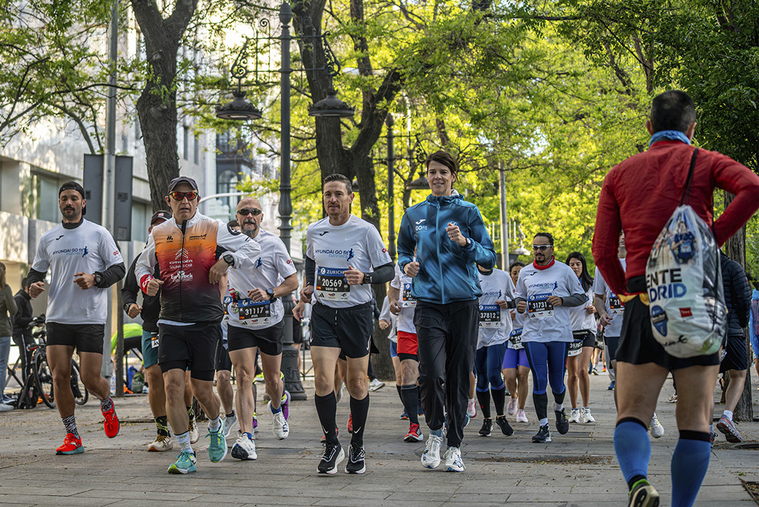 Corredores del equipo Hyundai GO fit runners calentando