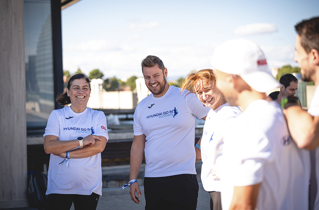 Participantes de Hyundai GO fit runners Medio Maratón Valencia 2024 riéndo