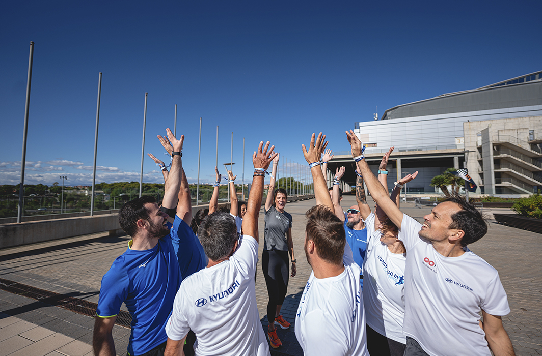 Participantes de Hyundai GO fit runners Medio Maratón Valencia 2024 riéndo