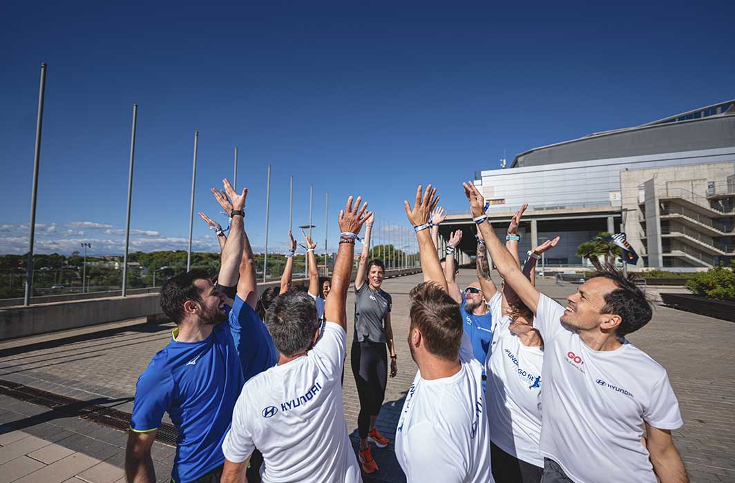 Participantes de Hyundai GO fit runners Medio Maratón Valencia 2024 con Ruth Beitia