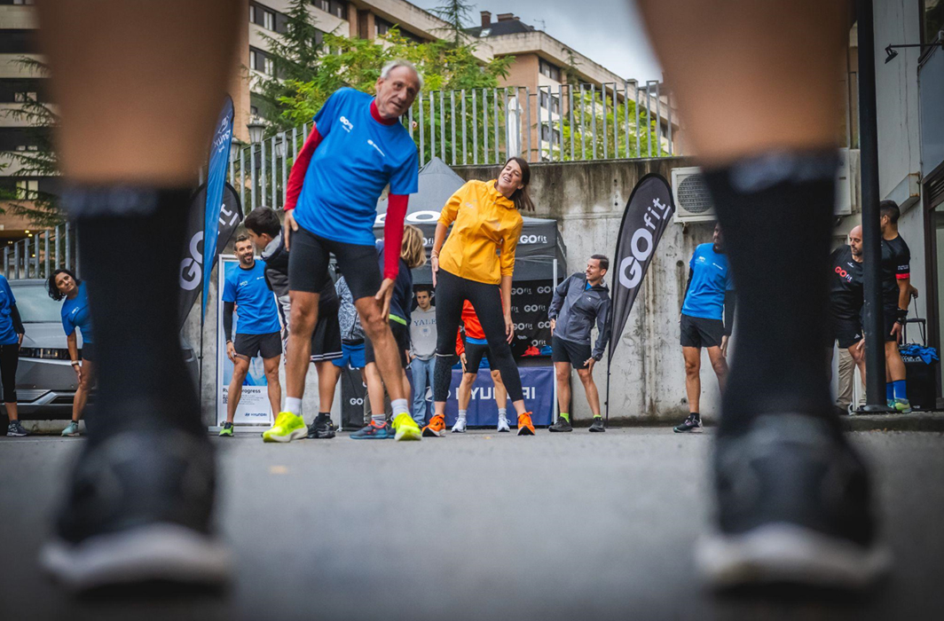 Participantes de entrenamiento calentando