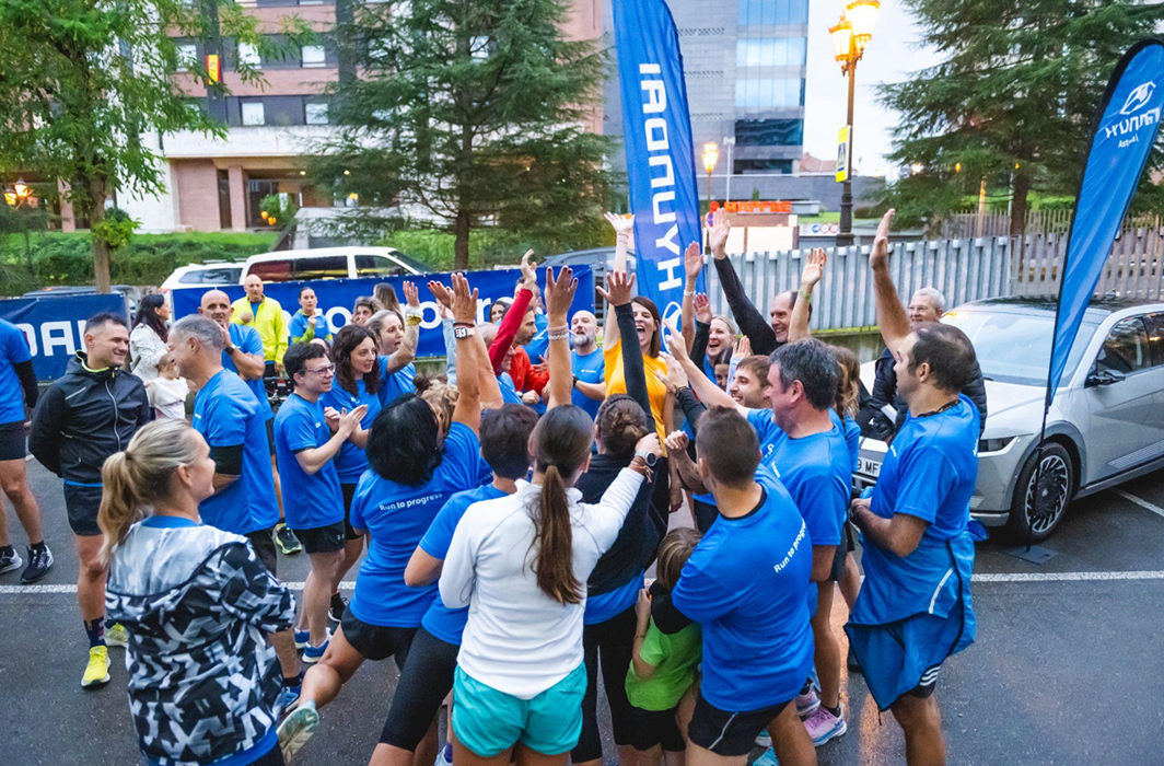 Participantes de entrenamiento celebrando