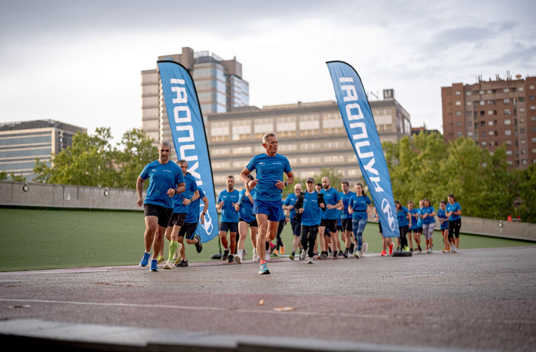 Participantes del entrenamiento Run to progress corriendo