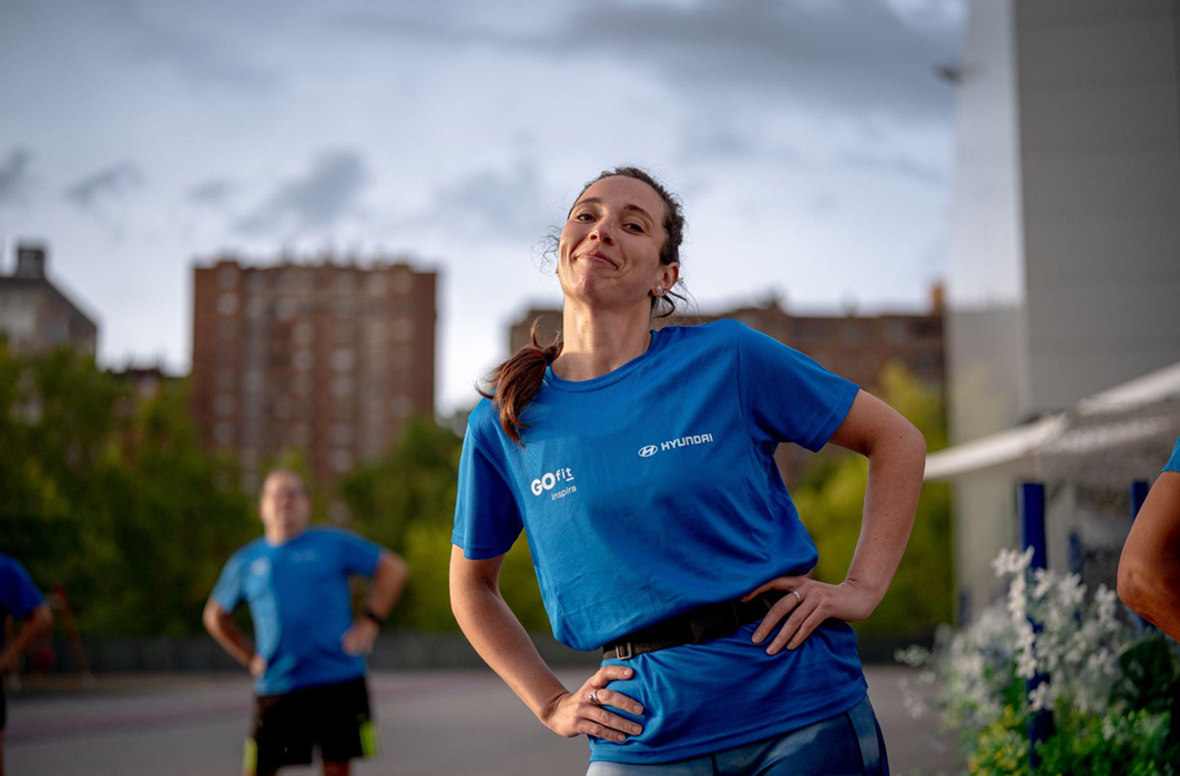 Participante del entrenamiento Run to progress realizando estiramientos