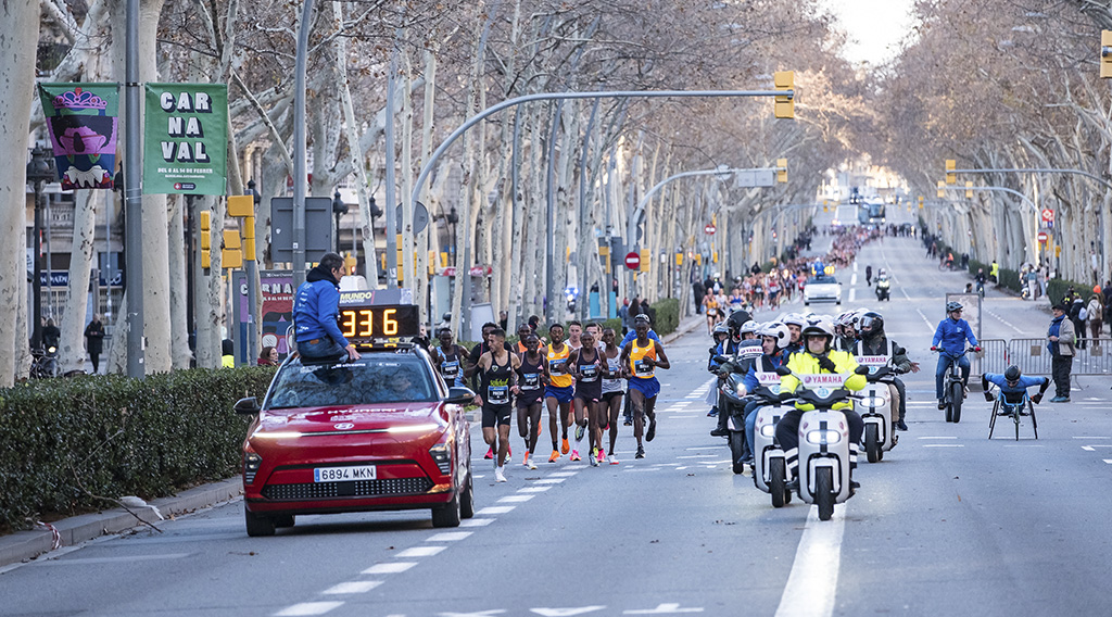 Coche eléctrico Hyundai lidera el medio maratón de Barcelona